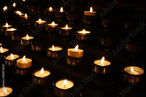 Wallpaper Mural Teelichter Kerzen in der Kirche Torontodigital.ca