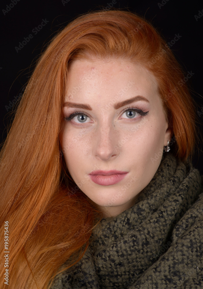 Naklejka premium Portrait photo shoot of a beautiful young red-haired girl