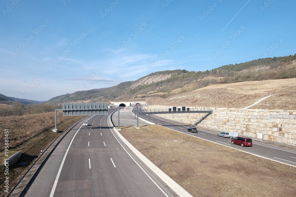 Autobahn A4 aus Richtung Osten vor der Einfahrt in den Jagdbergtunnel