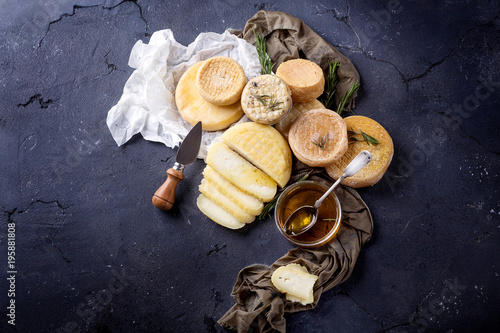 Tableau sur toile Traditional Portugese semi-soft cheeses from evora alentejo region served with fresh rosemary and honey