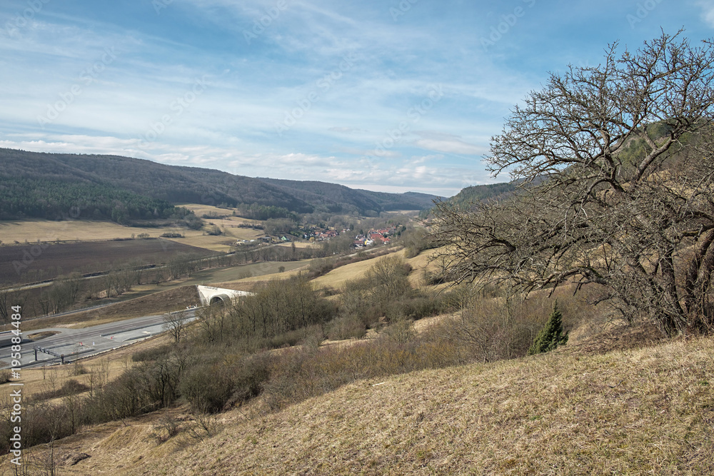 Fototapeta premium Blick in das Leutratal bei Jena in Thüringen mit dem Ostportal des Jagdbergtunnels der Autobahn A4