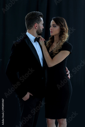 A young man and a woman looking each other © ASDF