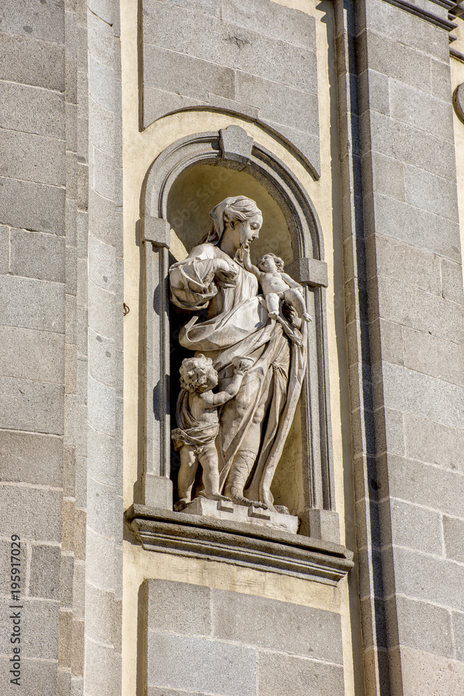 Detalle estatua catedral de la Almadena