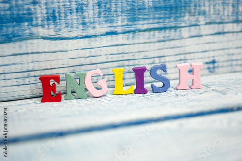 Fototapeta Angielskie słowo składa się z kolorowych abc alfabet blok drewniane litery, miejsce na tekst reklamy. Koncepcja edukacji.