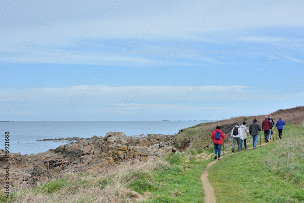 Randonneurs en bord de mer sur le GR34 en Bretagne