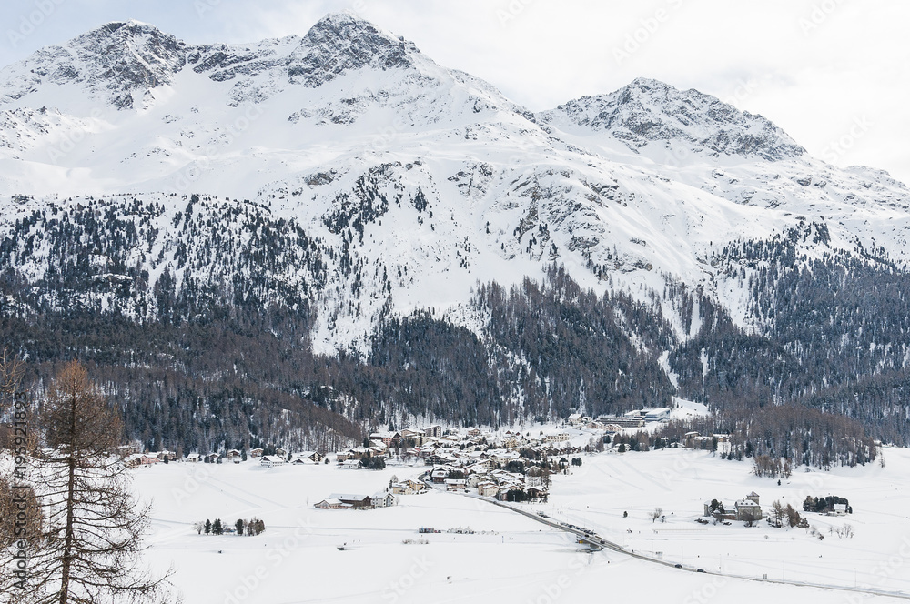 Obraz premium Surlej, Dorf, Silvaplanersee, Engadin, Oberengadin, Piz Surlej, Piz Corvatsch, Corvatsch, Bergbahn, Winter, Wintersport, Langlauf, Langlaufkurs, Alpen, Graubünden, Schweiz
