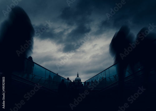 Foto Long exposure of pedestrians at London, England, UK Millenium Bridge with St