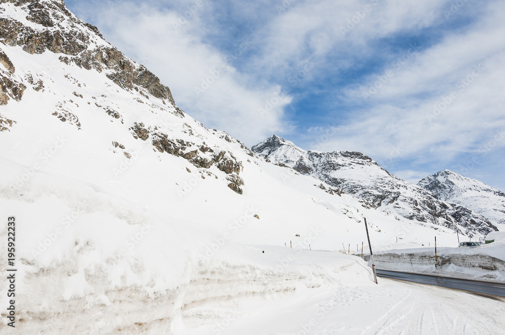 Obraz premium Julierpass, Passhöhe, Bergstrasse, Passstrasse, Alpen, Alpenpass, Tiefencastel, Engadin, Silvaplana, Winter, Wintersport, Schweizer Berge, Schweiz