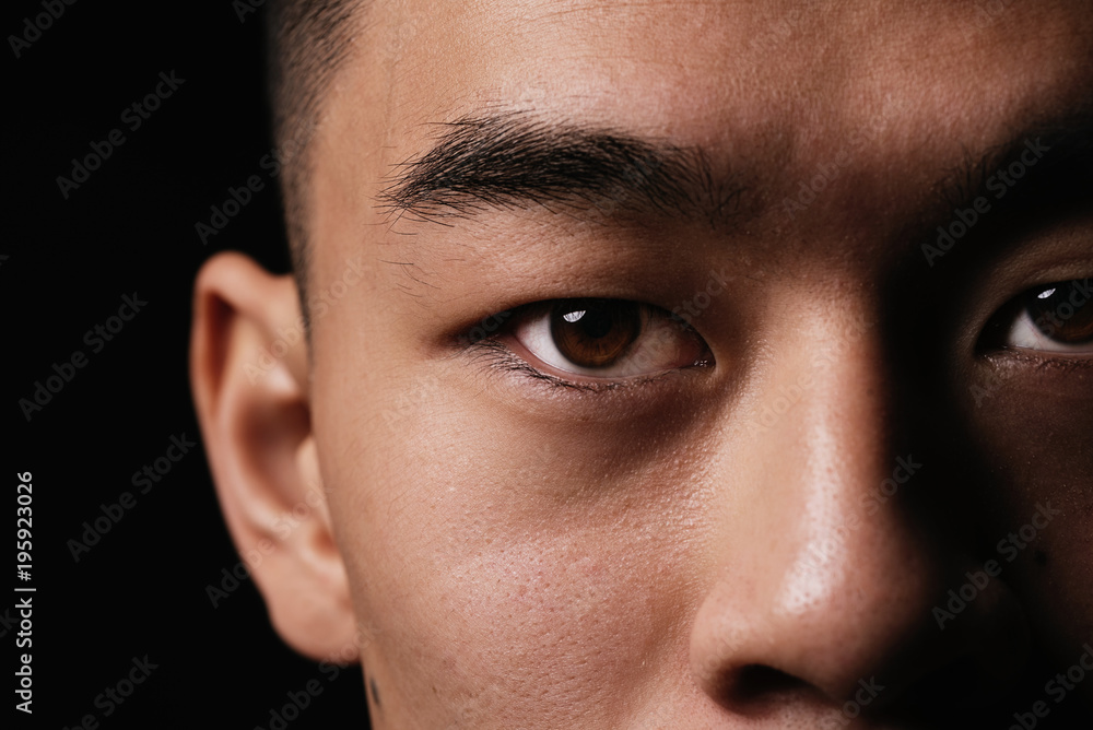 Obraz premium Close detail of the eye of asian man.
