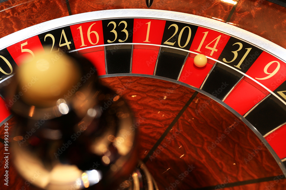 Obraz premium Classic casino roulette wheel with ball