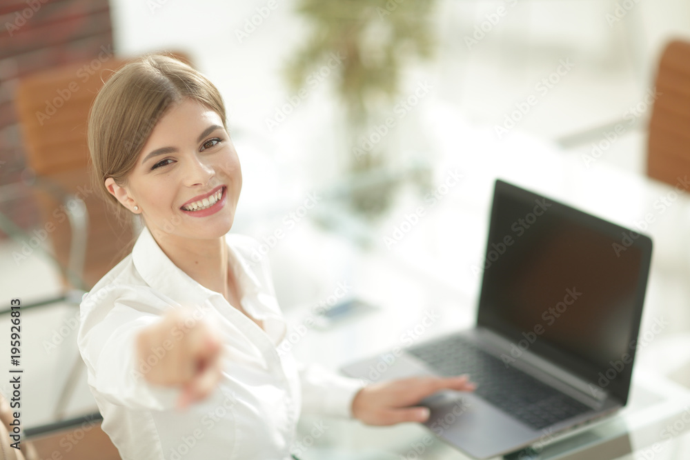 Obraz premium closeup portrait of young business woman at the workplace