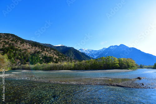 春の上高地の情景