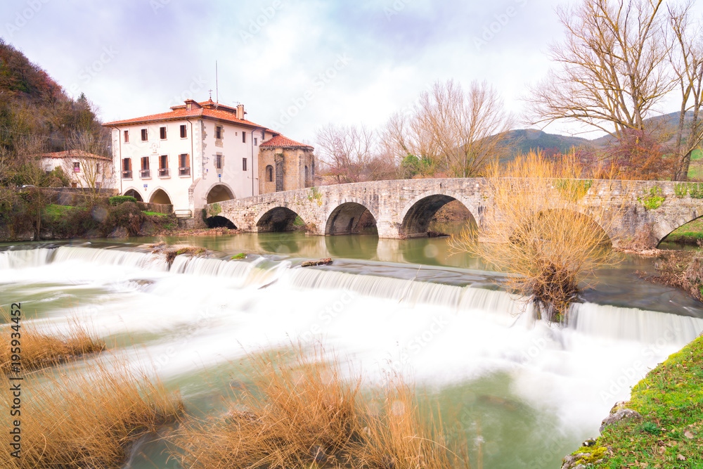 Obraz premium The famous Trinity Bridge, with the Ulzama River as it passes through Atarrabia, Navarra, Spain