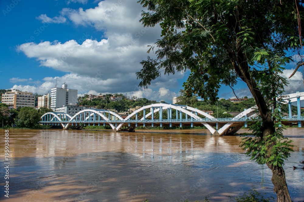 Naklejka premium Ponte dos Arcos sobre Rio Paraíba do Sul, Barra Mansa - RJ
