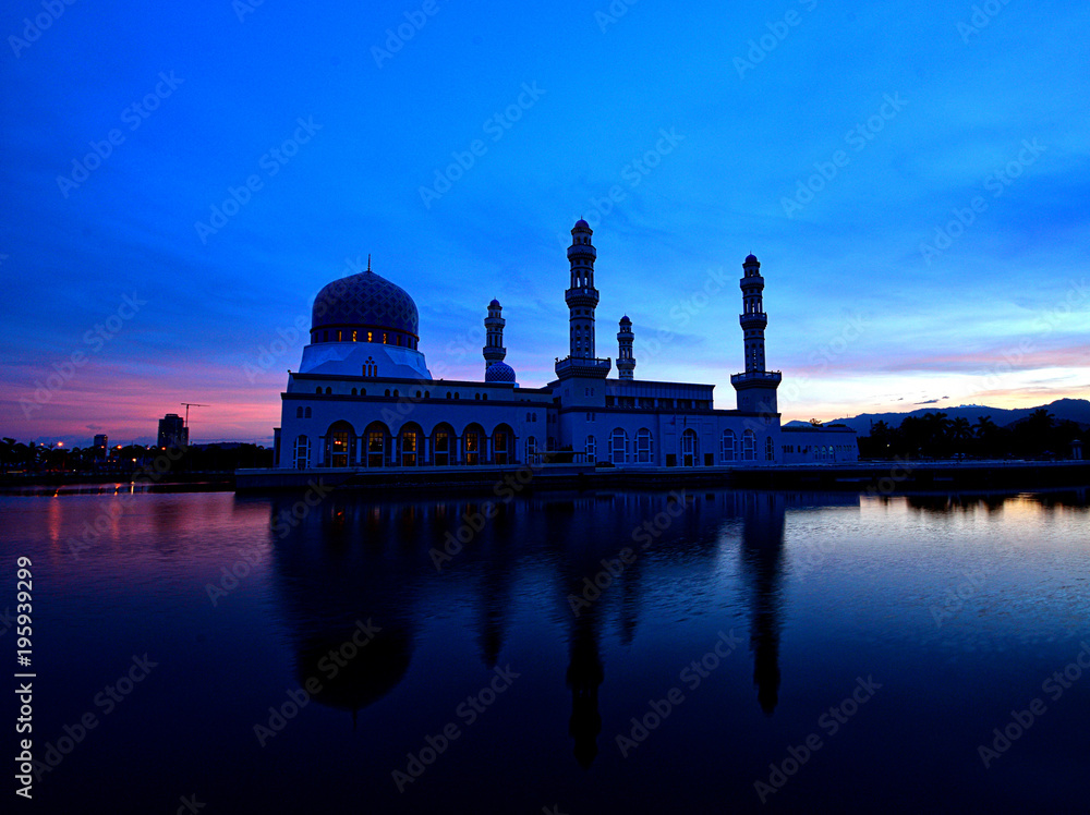 Obraz premium the city mosque is the focus of the Muslim community to pray around the city's city
