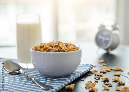 Bild auf Leinwand Healthy Corn Flakes with milk for Breakfast on table