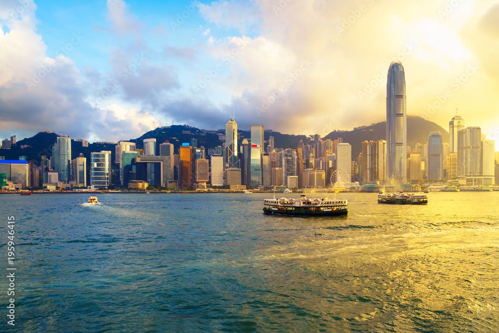 Fototapeta premium Hong Kong skyline at sunset over Victoria Harbour