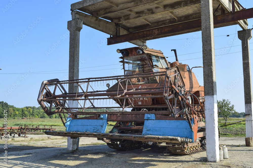 Φωτογραφία Old rusty disassembled combine harvester.