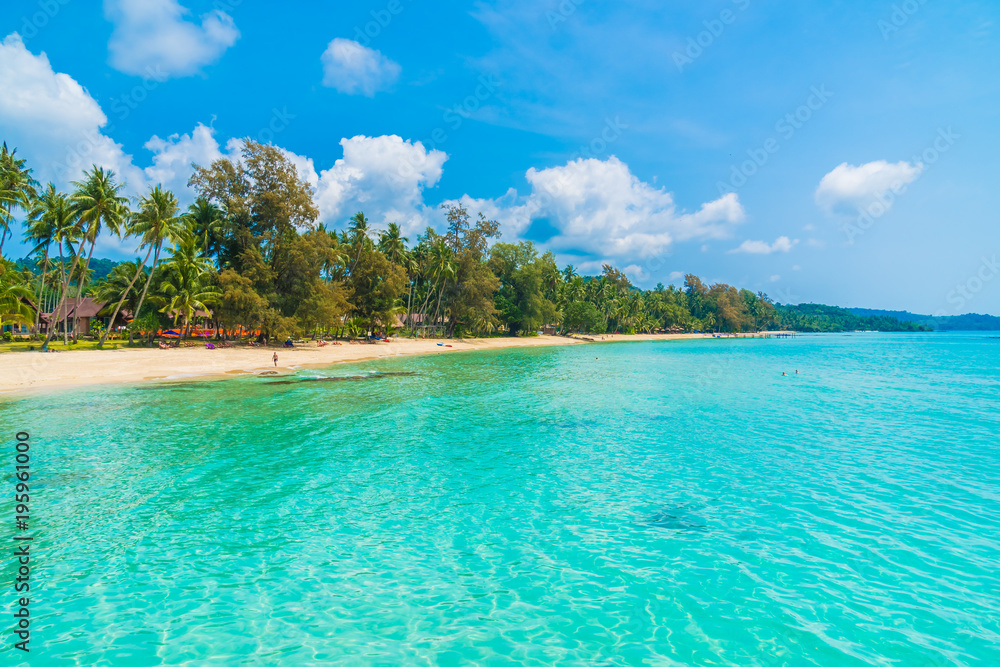 Fototapeta premium Beautiful tropical beach and sea