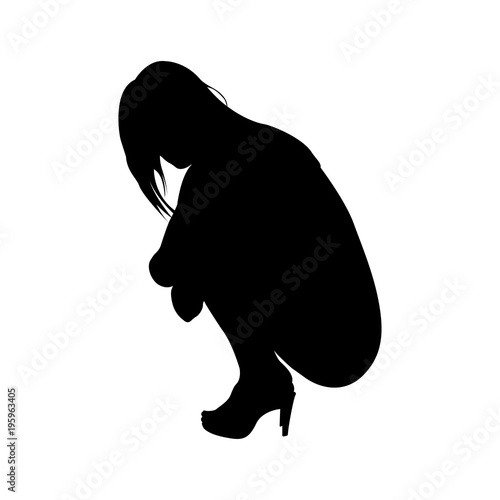Icono plano silueta chica desnuda agachada en color negro