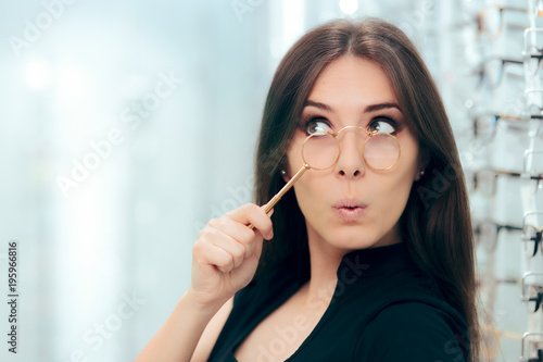 Foto Woman Looking To Replace Old Lorgnette Glasses with New Pair