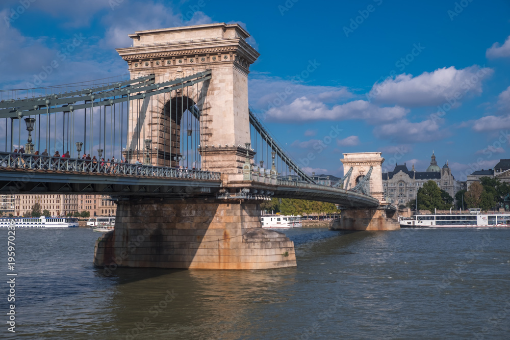 Obraz premium Static shot of the Chain Bridge in Budapest