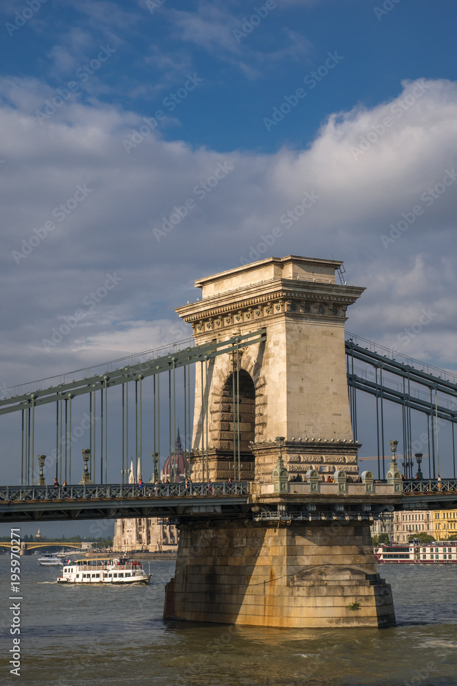 Obraz premium Static shot of the Chain Bridge in Budapest