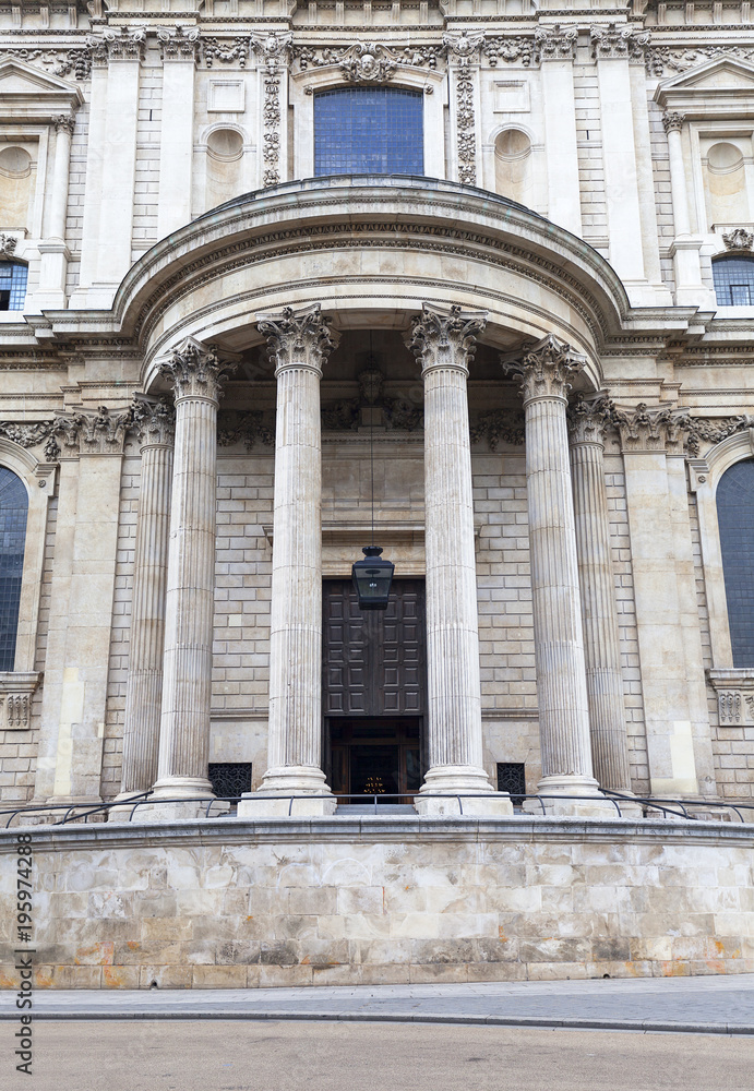 Obraz premium 18th century St Paul Cathedral, decorative columns, London, United Kingdom.