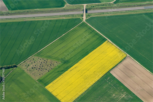 vue aérienne de champs colorés dans le Loiret en France