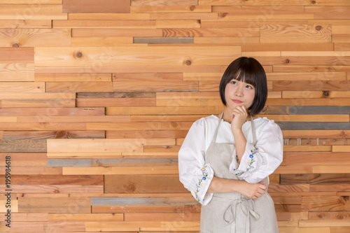 洋菓子作りイメージ 正面立ち姿 考え中