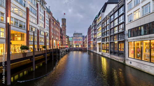 Einzelhandel am Bleichenfleet Hamburg abends