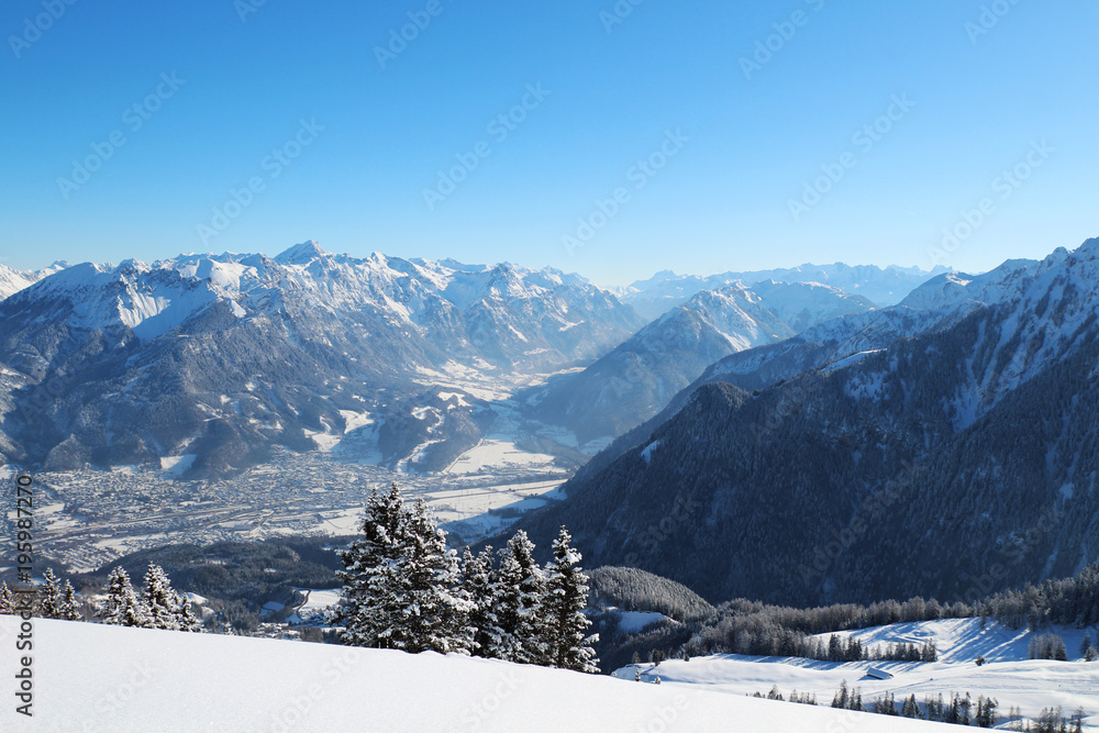 Alpen Tal im Winter