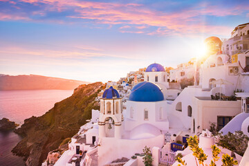 Wandcirkels Santorini Blauwe koepels in avondlicht Santorini  © Lukas Gojda