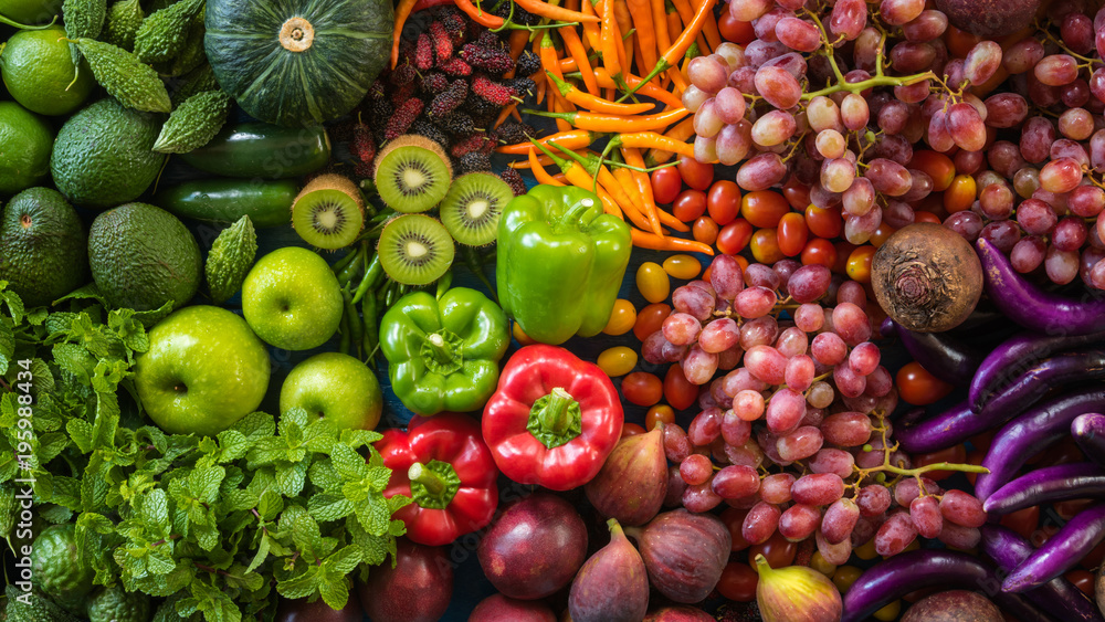 Naklejka Tropikalne świeże owoce i warzywa ekologiczne dla zdrowego stylu życia, Aranżacja różnych warzyw organicznych do zdrowego odżywiania i diety