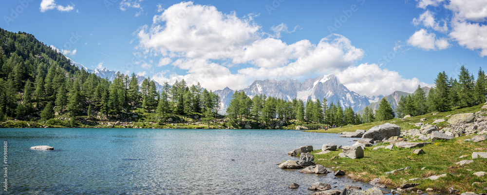 Fototapeta Jezioro Arpy, Monte Bianco (Mont Blanc) w tle, Park Narodowy Gran Paradiso, Dolina Aosty w Alpach, Włochy
