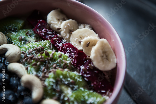 Frühstücksbowl mit Haferbrei, Obst,Nüssen und Samen 