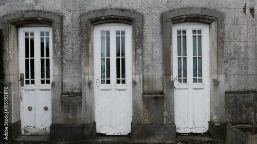 Three doors. © paulkarin