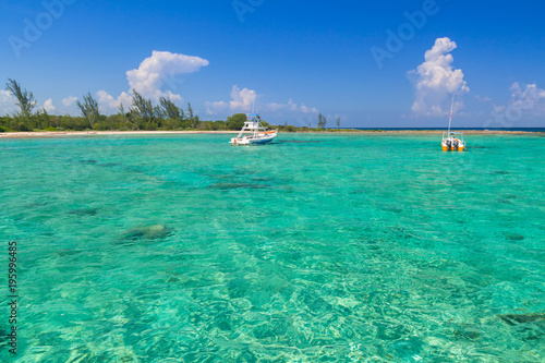 Snorkeling boat on turquise Caribbean Sea of Mexico © Patryk Kosmider