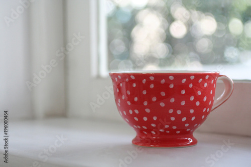 Foto Red coffee cup on window bokeh background