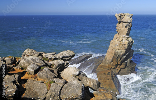 Nau dos Corvos an der Steilküste von Cabo Carvoeiro in Portugal photo