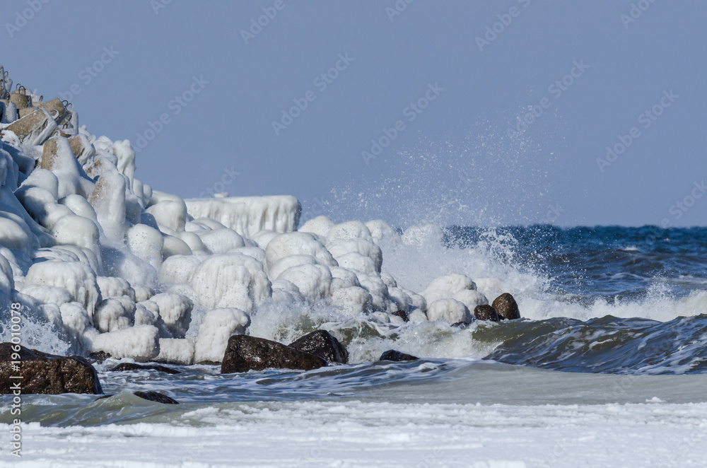 Fotografie WINTER - Icy breakwater on the sea coast