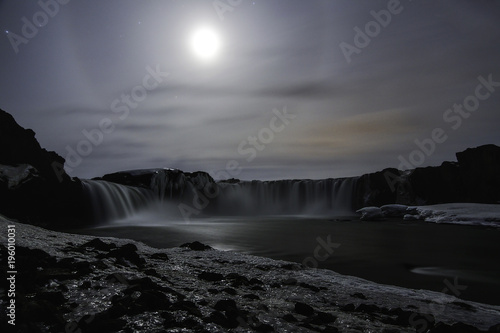 Cascada nocturna. Cascada de Godafoss  Islandia