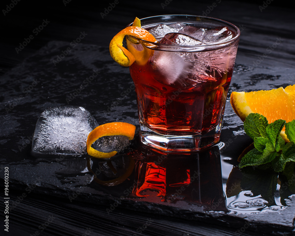 Φωτογραφία Mezcal Negroni cocktail. Smoky Italian aperitivo.