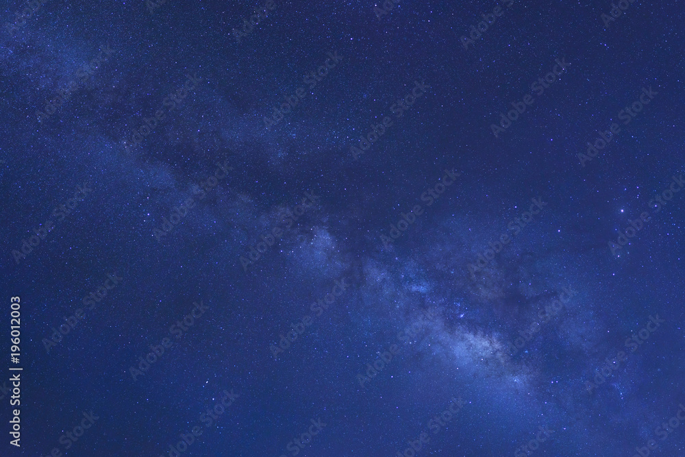 Fototapeta premium Gwiazdy w kosmicznym pyle we wszechświecie i galaktyce Drogi Mlecznej