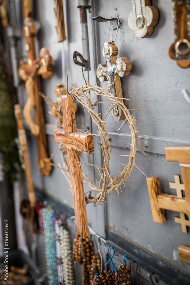 Naklejka premium wooden cross and crown of thorns close up