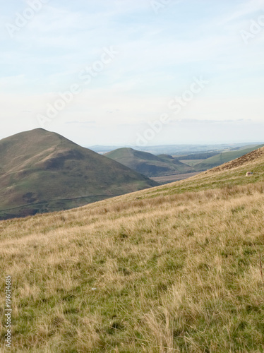 bergkette_graslandschaft