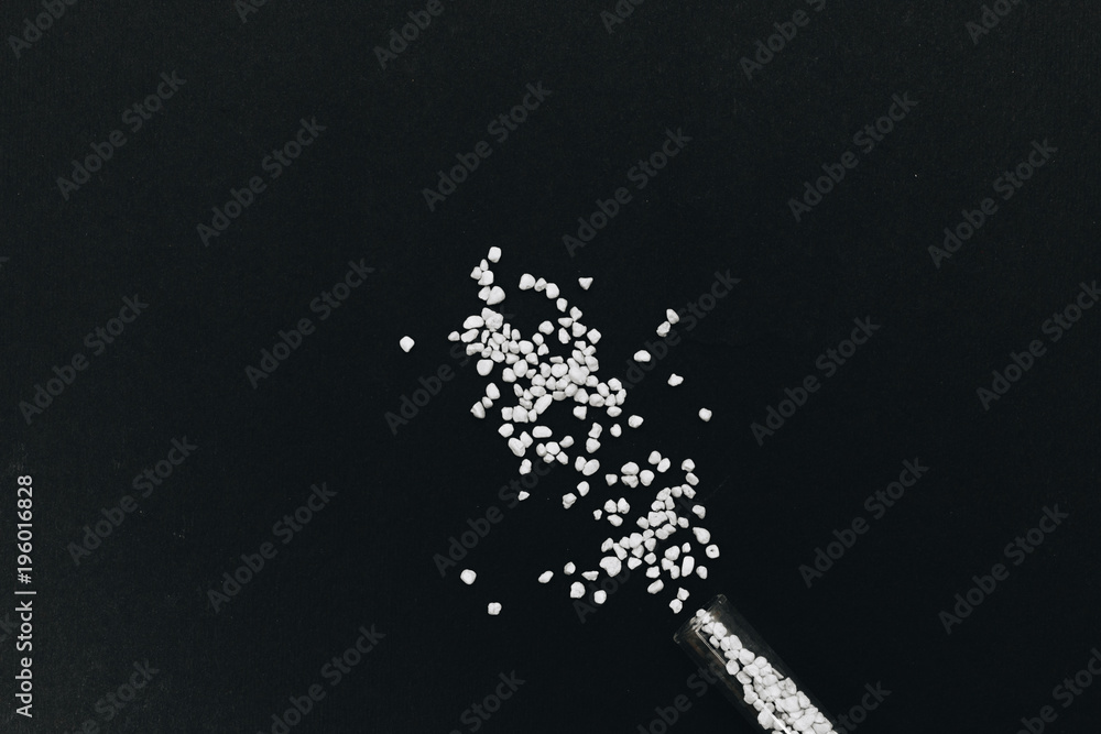 Obraz premium Scattered flavored salt on black background