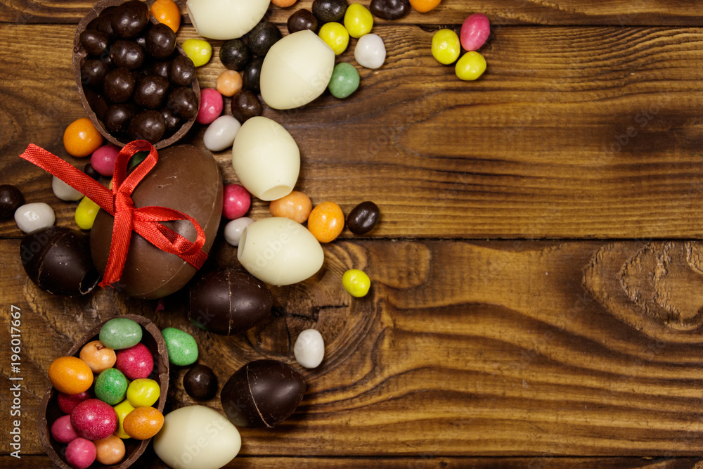 Naklejka premium Easter composition with chocolate eggs on wooden background