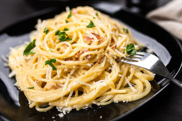 Papier peint photo Salle à manger Spaghetti carbonara œuf et pancetta  © George Dolgikh