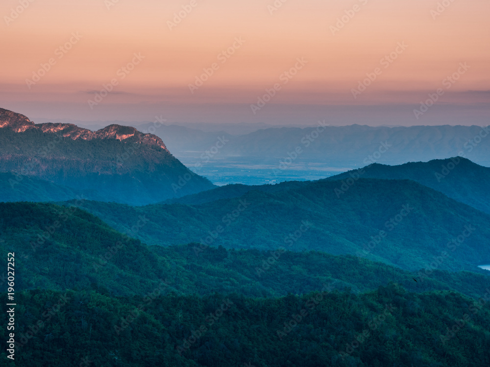 Obraz premium summer travel concept from sunlight and sunshine with layer of mountain and blue sky background
